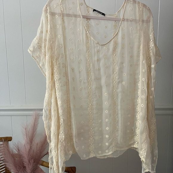 Medium/large 100% silk sheer cream eyelet top with batwing sleeves. - Picture 5 of 8
